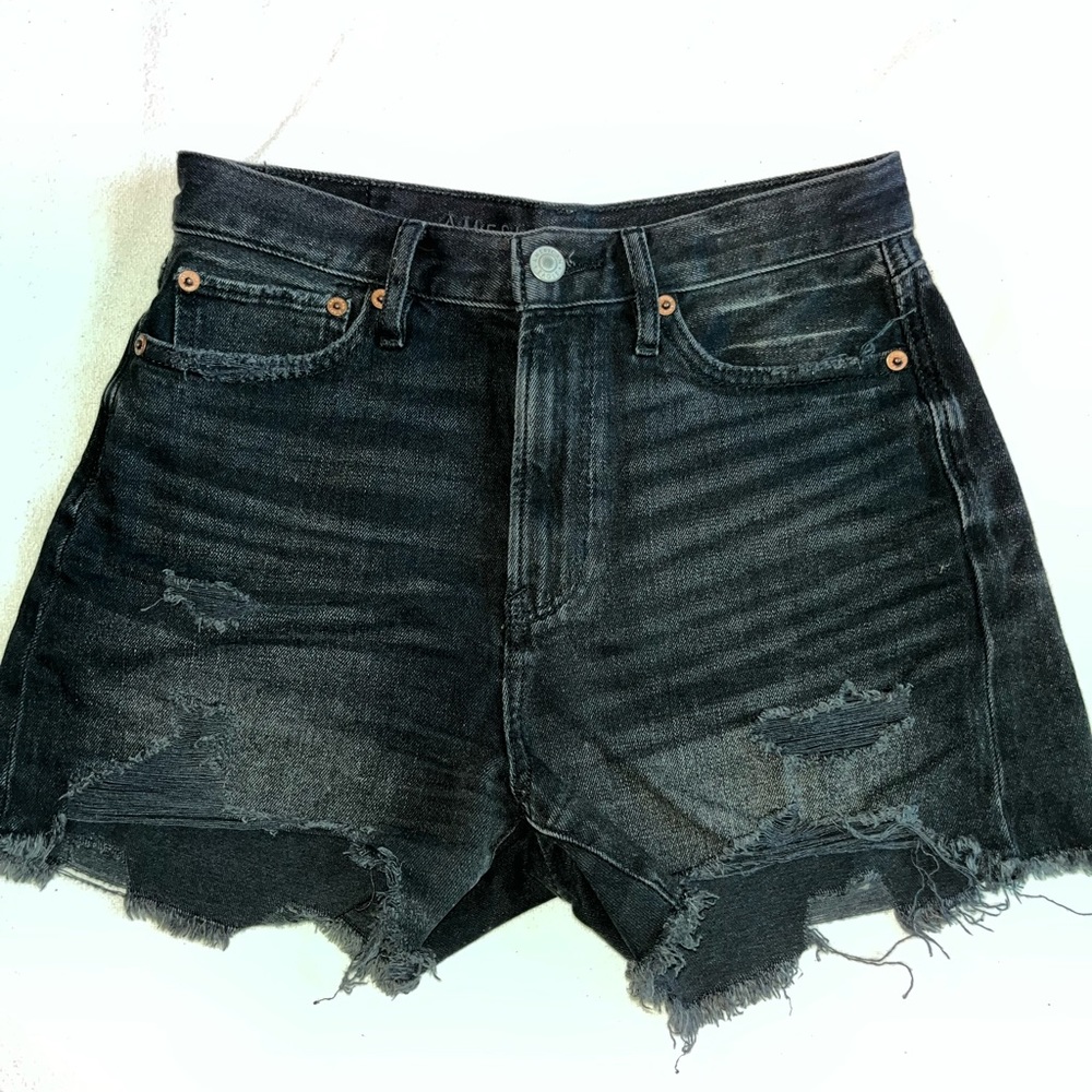 American Eagle black distressed 90’s boyfriend shorts